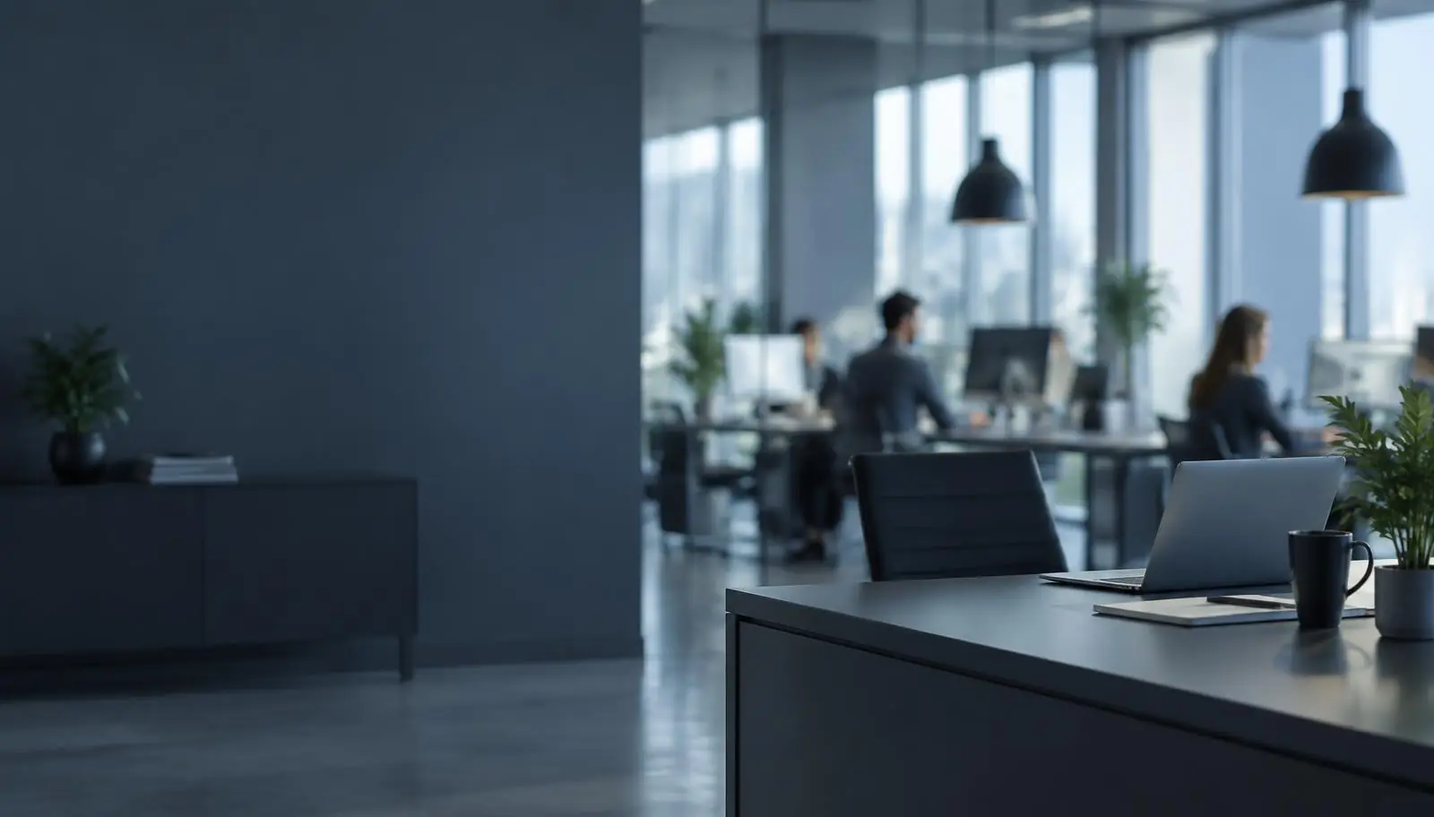 Moderne werkomgeving met medewerkers in gesprek