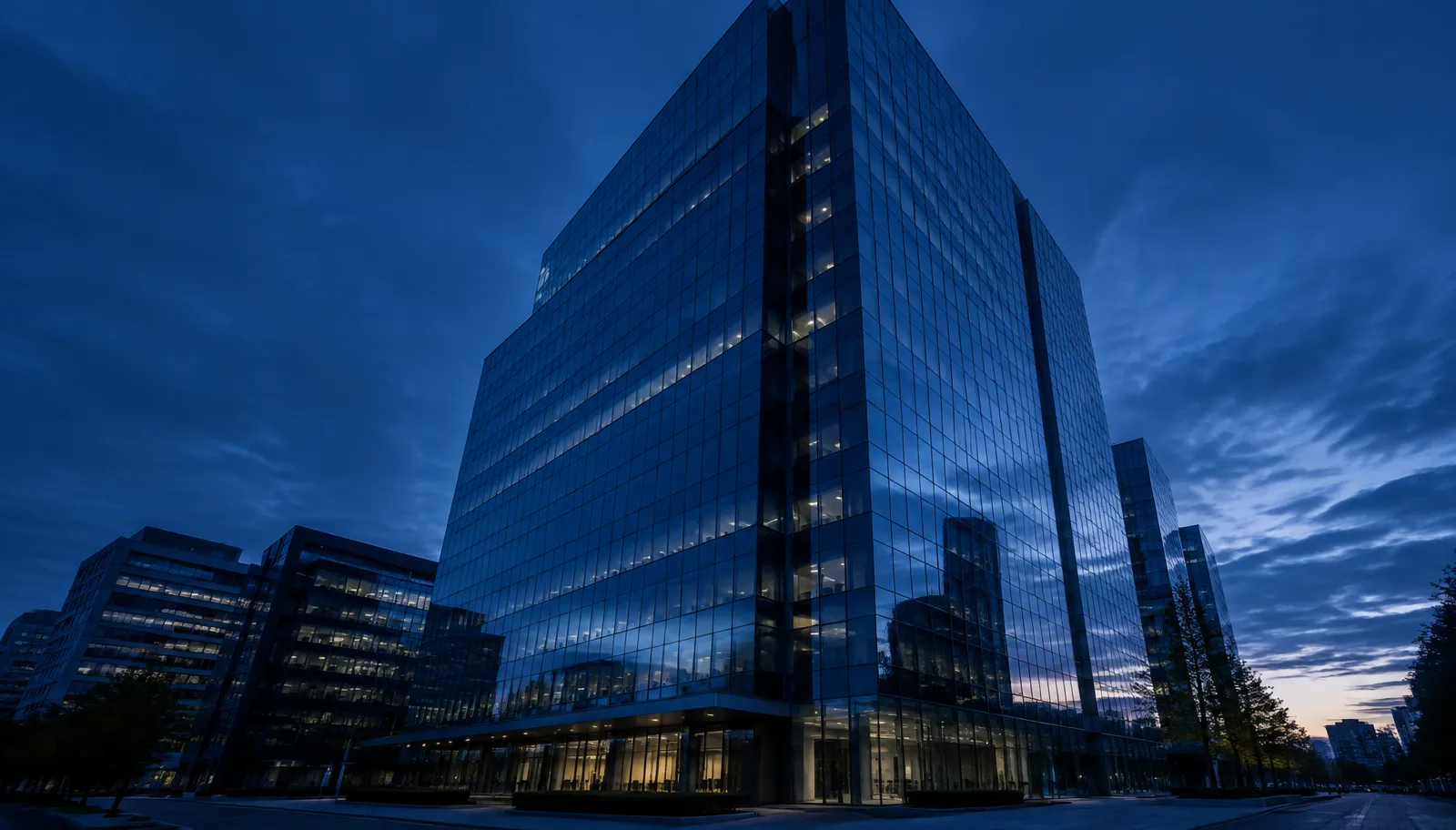 Moderne kantoortoren in blauw avondlicht